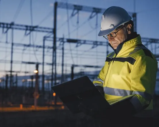 Beschleunigen Sie Diagnose und Entscheidungsfindung bei Störungen und Inspektionen im Energienetz. Mit 123mitschauen fügen Sie dem Gespräch Live-Bild hinzu, sodass Sie schneller beurteilen und gezielter einsetzen.