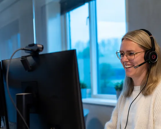 KCC-medewerker belt met klant en kijkt mee via 123meekijken. Persoonlijk contact met direct visueel inzicht.