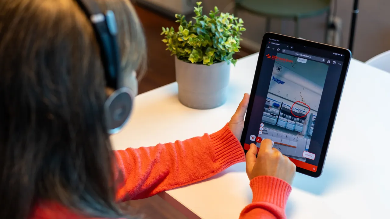 KCC kijkt mee op tablet in meterkast