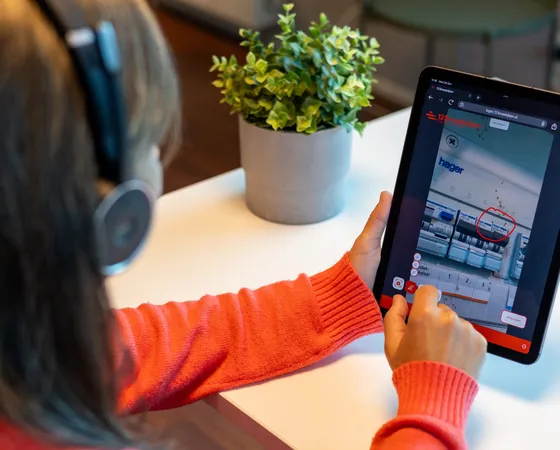 KCC-medewerker kijkt live mee via tablet in de meterkast van de klant. Veiliger, sneller en zonder reistijd dankzij 123meekijken.