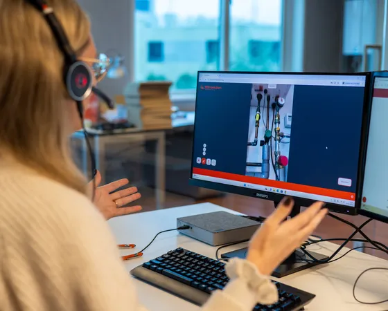 Erhalten Sie direkten visuellen Einblick während des Telefongesprächs. Mit 123mitschauen schaut das KCC live mit, stellt gezielte Fragen und setzt schneller den richtigen nächsten Schritt in Gang.