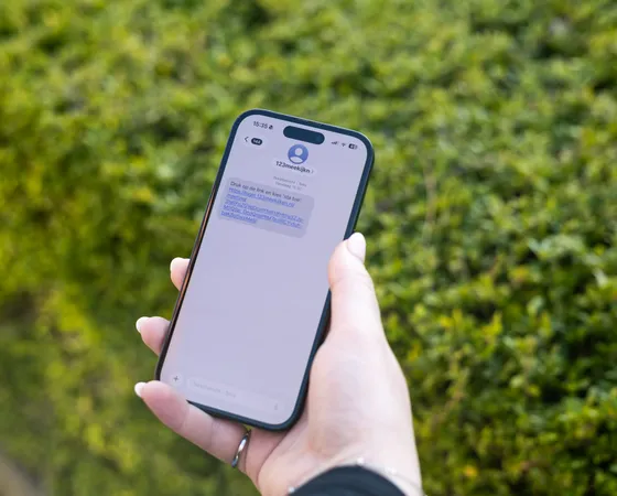 Laat klanten eenvoudig een meekijk-link openen via SMS. Binnen seconden heb je beeld, kun je beter beoordelen en voorkom je onnodige vervolgacties.