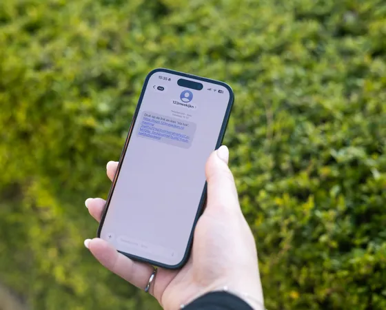 Lassen Sie Kunden einfach einen Mitschau-Link per SMS öffnen. Innerhalb von Sekunden haben Sie ein Bild, können besser beurteilen und vermeiden unnötige Folgemaßnahmen.