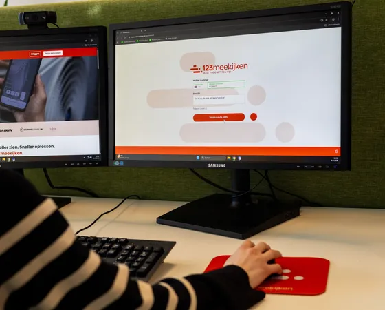 Mitarbeiter versendet einen SMS-Link zum Live-Mitschauen. So fügen Sie dem Gespräch direkt Bild hinzu und bestimmen schneller den richtigen nächsten Schritt mit 123mitschauen.