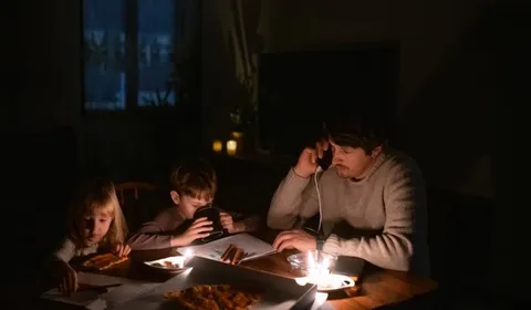 Bei einem Stromausfall möchten Sie schnell wissen, was los ist. Mit 123mitschauen schauen Sie direkt während des Telefongesprächs mit und entscheiden, ob sofortiges Handeln erforderlich ist.