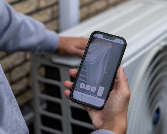 Klant toont airco via 123meekijken zodat het KCC direct kan meekijken en advies geven. Geen monteur nodig, wel direct duidelijkheid.