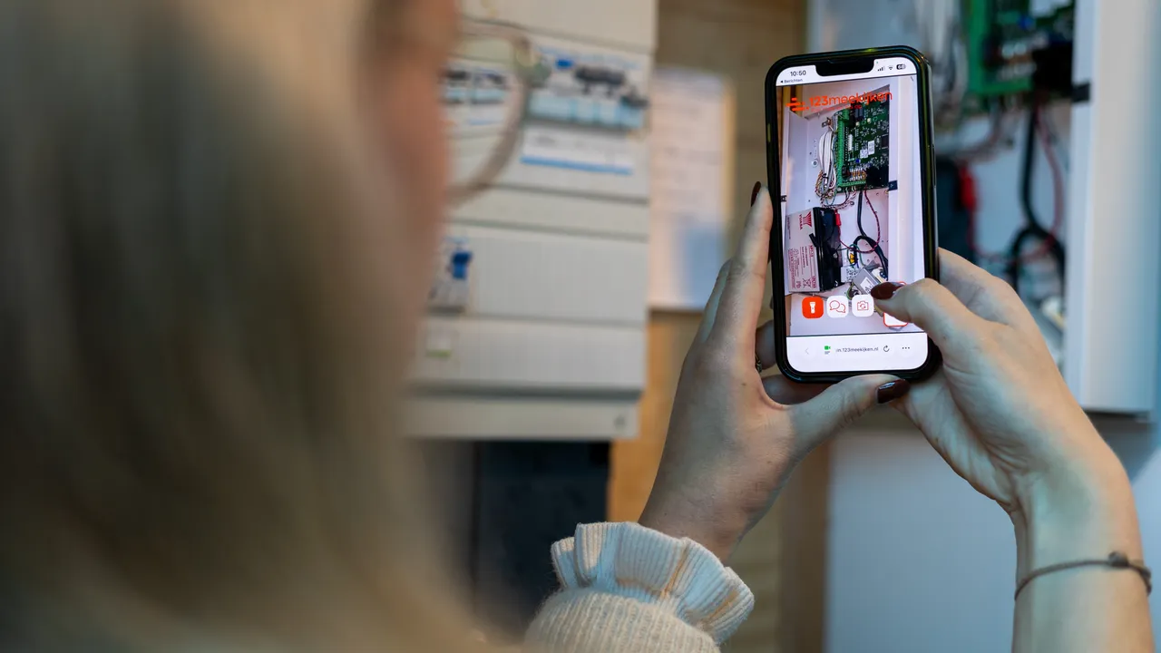 klant meekijken meterkast HQ